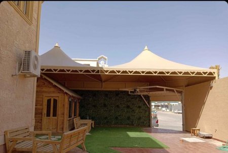 تركيب مظلات هرمية بالرياض – تصميم عصري وظل مثالي مع مؤسسة قمة الوفاء